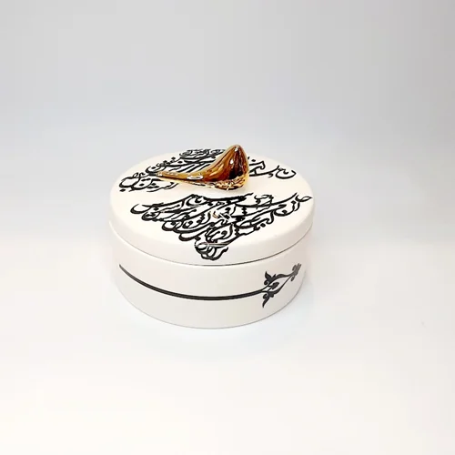 شکلات خوری گرد کوچک با نوشته مشکی و پرنده طلا کالیگرافی مثلثی