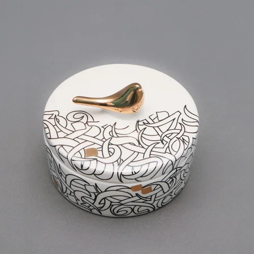 شکلات خوری درب دار سرامیکی با پرنده طلا تایپو گرد کوچک