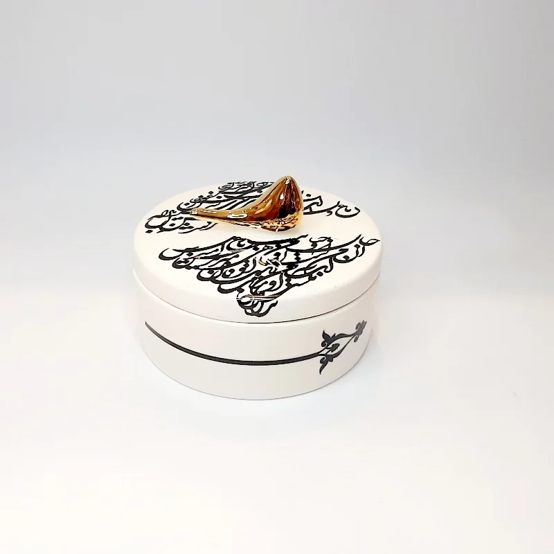 شکلات خوری گرد کوچک با نوشته مشکی و پرنده طلا کالیگرافی مثلثی